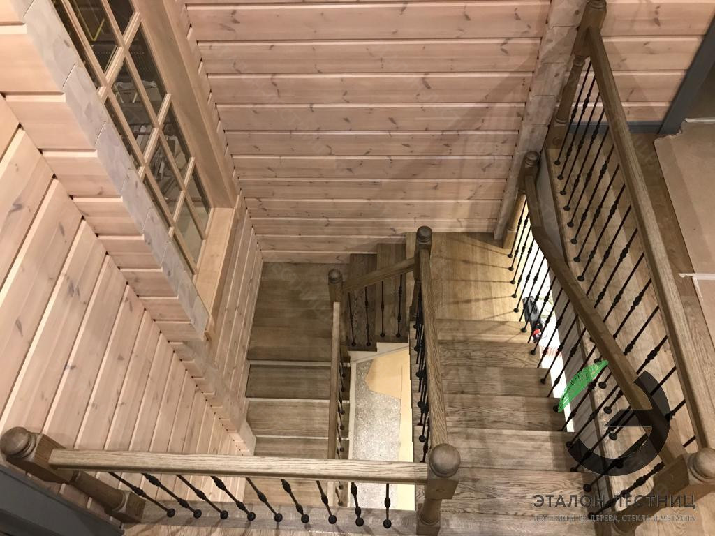 Лестница на второй этаж со шкафчиками